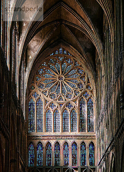 Frankreich  Stadt Metz  Departement Moselle  Lothringen  Glasfenster der Westfassade von Hermann von Munster. 1384. Das Rosenfenster hat einen Durchmesser von 11 25 Metern. Kathedrale St. Stephan in Metz.