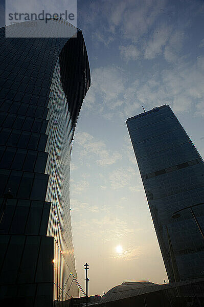 Europa  Italien  Lombardei  Mailand - Stadtleben  Stadtteil Tre Torri  Il Curvo: PWC-Turm (Arch. Daniel Libeskind)