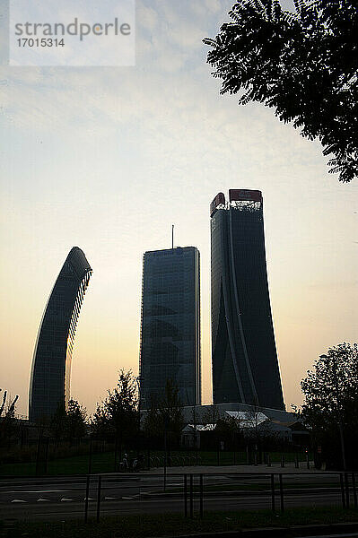 Europa  Italien  Lombardei  Mailand - Stadtleben  Stadtteil Tre Torri. Lo Storto Palast: Generali Tower (Architektin Zaha Hadid)  The Diritto: Allianz Tower (Arch. Arata Isozaki)  Il Curvo: PWC Tower (Arch. Daniel Libeskind).