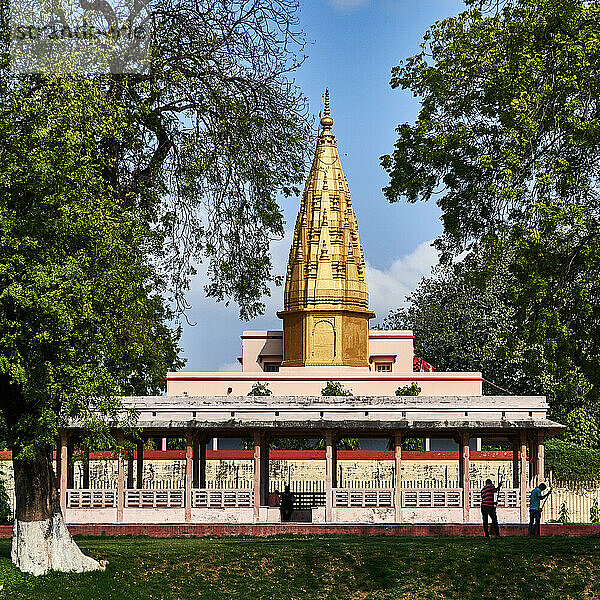 Sarnath  Uttar Pradesh  Indien. Sarnath ist auch ein wichtiger Wallfahrtsort für Gläubige des Jainismus. Der 11. Jain Tirthankara Shreyanshnath wurde in einem Dorf in der Nähe von Sarnath geboren. Der 1824 erbaute Digambar Jain-Tempel wird auch Shreyanshnath Jain-Tempel genannt. Aber Sarnath ist einer der vier wichtigsten buddhistischen Pilgerorte der Welt. Es hat eine besondere Bedeutung  weil es der Ort ist  an dem der Buddha seine erste Predigt hielt. Viele Menschen sind überrascht zu entdecken  dass Sarnath auch Jain- und Hindu-Verbindungen hat.