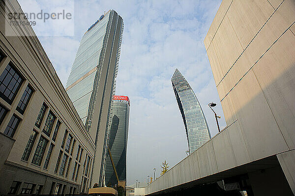 Europa  Italien  Lombardei  Mailand - Stadtleben  Stadtteil Tre Torri. Lo Storto Palast: Generali Tower (Architektin Zaha Hadid)  The Diritto: Allianz Tower (Arch. Arata Isozaki)  Il Curvo: PWC Tower (Arch. Daniel Libeskind).