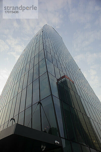 Europa  Italien  Lombardei  Mailand - Stadtleben  Stadtteil Tre Torri  Il Curvo: PWC-Turm (Arch. Daniel Libeskind)