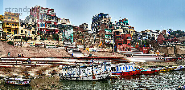 Varanasi (ex-Bénares)  Uttar Pradesh  Indien. Der Ganges in Varanasi  der heiligsten Stadt Indiens  wo Pilger  Hindus und Touristen zu Besuch kommen  baden  meditieren  verehren und ihre Toten im heiligen Fluss einäschern. Es ist auch der Ort  an dem sich die Ghats mit Terrassen  Palästen  Stufen und Palvillions seit dem 7.