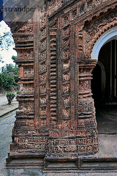 Baranagar. Westbengalen  Indien. Der Gangeswar Jor Bangla Tempel wurde von Rani Bhavani von Natore im Jahr 1755 erbaut und Shiva gewidmet. Vielleicht ist dies das schönste Exemplar einer Terrakotta-Arbeit  die Bengalens einzigartigen Stil der Oberflächen-Terrakotta-Kunst zeigt. Die Säulen und Wände zwischen den Bögen sind üppig mit Tieren und menschlichen Formen verziert. Der Raum oberhalb der Bögen in diesem Tempel hat keine Szenen aus der Mythologie. Es gibt nur Darstellungen von Pferden und andere Designs. Dies steht ganz im Gegensatz zum Char Bangla Tempel. Aber die Säulen haben Details von Krishna Leela und Szenen aus dem Ramayana.