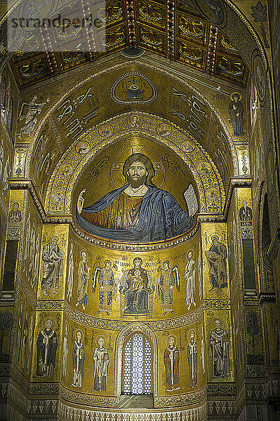 Europa  Italien  Sizilien  Palermo  Christus-Pantokrator-Mosaiken der normannisch-byzantinischen mittelalterlichen Kathedrale von Monreale.