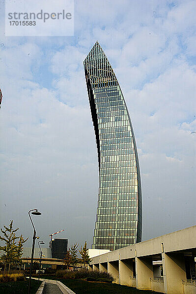 Europa  Italien  Lombardei  Mailand - Stadtleben  Stadtteil Tre Torri  Il Curvo: PWC-Turm (Arch. Daniel Libeskind)