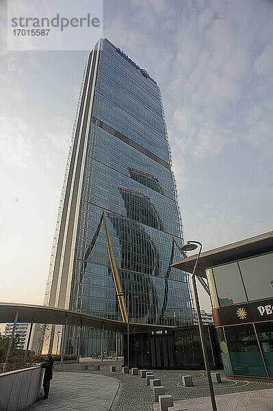 Europa  Italien  Lombardei  Mailand - Stadtleben  Stadtteil Tre Torri  rechts: Allianz Tower (Arch. Arata Isozaki