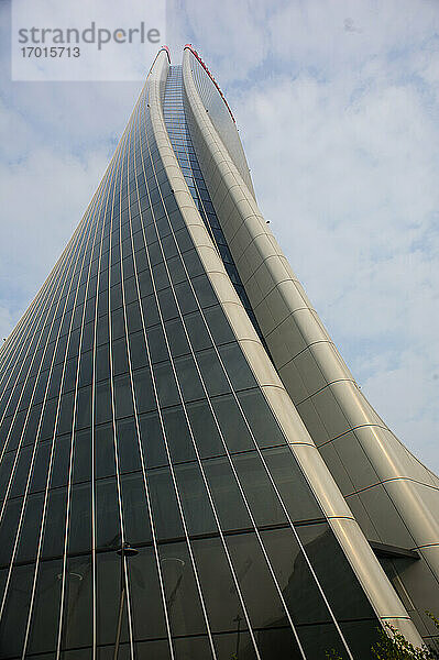 Europa  Italien  Lombardei  Mailand - Stadtleben  Stadtteil Tre Torri. Lo Storto Palast: Generali Tower (Architektin Zaha Hadid)  The Diritto: Allianz Tower (Arch. Arata Isozaki)  Il Curvo: PWC Tower (Arch. Daniel Libeskind). Auf dem Foto: The Curved Palace.