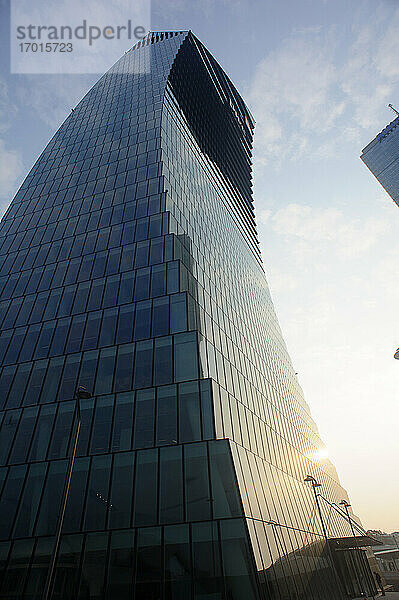 Europa  Italien  Lombardei  Mailand - Stadtleben  Stadtteil Tre Torri  Il Curvo: PWC-Turm (Arch. Daniel Libeskind)