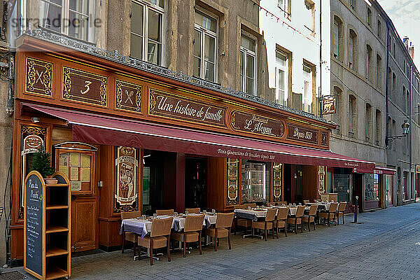Frankreich  Departement Moselle  Stadt Metz  Lothringen;Verwaltungsregion Grand Est  Ein altes traditionelles elegantes Restaurant mit seiner Holzfassade in der Straße de la Fontaine im Stadtzentrum