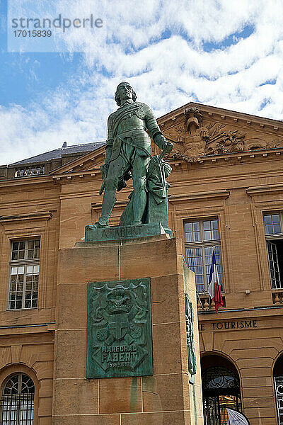 Metz  Frankreich - Marschall Fabert war ein großer Stratege unter den Königen Ludwig 13 und Ludwig 14  er ist ein gebürtiger Metzer. Frontansicht der gotischen Kathedrale St-Etienne auf dem Platz 'Place Jean Paul 2'.