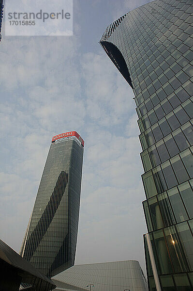 Europa  Italien  Lombardei  Mailand - Stadtleben  Stadtteil Tre Torri. Lo Storto Palast: Generali Tower (Architektin Zaha Hadid) und Il Curvo: PWC-Turm (Arch. Daniel Libeskind).