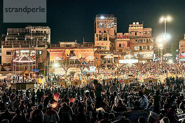 Varanasi (ex-Bénares)  Uttar Pradesh  Indien. Jeden Abend versammelt sich eine Schar von Pilgern und Neugierigen auf den Stufen  aber auch auf Booten  um die Zeremonie zu verfolgen  die direkt über dem Ghat stattfindet. Der Fluss Ganges wird in ganz Indien als Göttin angesehen und ist eine wichtige Gottheit im hinduistischen Pantheon. Das Ganga Aarti  ein Ritual zur Vertreibung der Dunkelheit  ist mehr als 2000 Jahre alt und findet jeden Abend bei Sonnenuntergang in Varanasi statt.