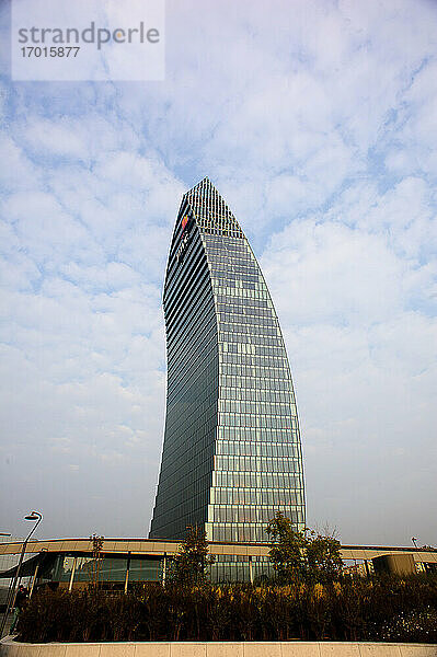 Europa  Italien  Lombardei  Mailand - Stadtleben  Stadtteil Tre Torri  Il Curvo: PWC-Turm (Arch. Daniel Libeskind)