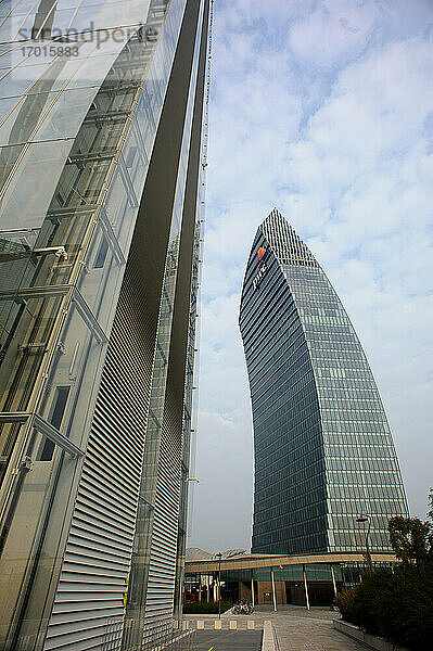 Europa  Italien  Lombardei  Mailand - Stadtleben  Stadtteil Tre Torri  Der Diritto: Allianz Tower (Arch. Arata Isozaki) und Il Curvo: PWC Tower (Arch. Daniel Libeskind).