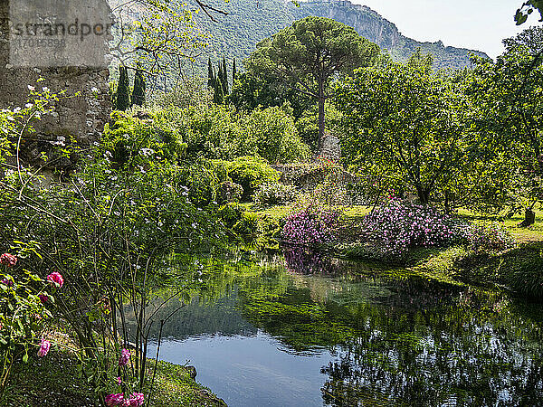 Die Gärten von Ninfa  die verlassene Stadt  Cisterna di Latina  Latium  Italien  Europa Italien