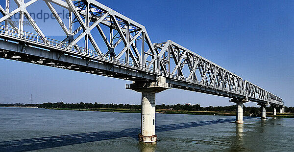 Mayapur Bereich    Westbengalen  Indien. Eisen-Eisenbahnbrücke über den Hooghly Fluss Teil des Ganges.der Fluss ist ziemlich sauber an dieser Stelle.