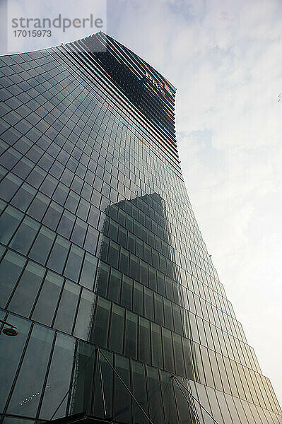 Europa  Italien  Lombardei  Mailand - Stadtleben  Stadtteil Tre Torri  Il Curvo: PWC-Turm (Arch. Daniel Libeskind)