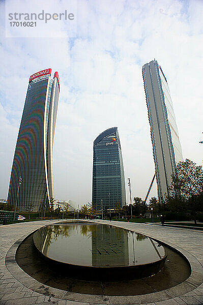 Europa  Italien  Lombardei  Mailand - Stadtleben  Stadtteil Tre Torri. Lo Storto Palast: Generali Tower (Architektin Zaha Hadid)  The Diritto: Allianz Tower (Arch. Arata Isozaki)  Il Curvo: PWC Tower (Arch. Daniel Libeskind).