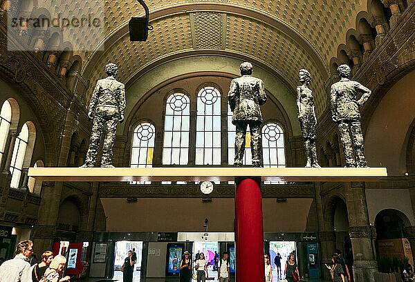 Frankreich  Stadt Metz  In der Halle der verlorenen Stufen des Bahnhofs eine Skulptur Corniche von Jean Moulin  Das Werk des deutschen Bildhauers Stephan Balkenhol würdigt den Widerstandskämpfer  der am 8. Juli 1943 in Metz für tot erklärt wurde.