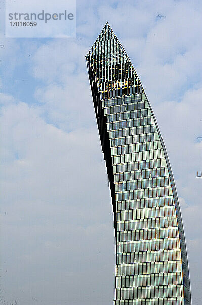 Europa  Italien  Lombardei  Mailand - Stadtleben  Stadtteil Tre Torri  Il Curvo: PWC-Turm (Arch. Daniel Libeskind)