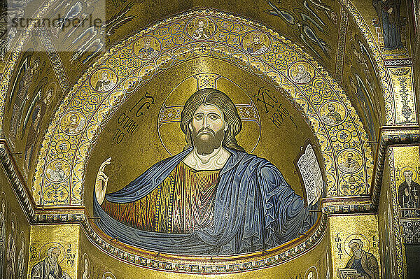 Europa  Italien  Sizilien  Palermo  Christus-Pantokrator-Mosaiken der normannisch-byzantinischen mittelalterlichen Kathedrale von Monreale.