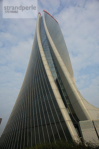 Europa  Italien  Lombardei  Mailand - Stadtleben  Stadtteil Tre Torri  Lo Storto Palace: Generali Tower (Architektin Zaha Hadid)