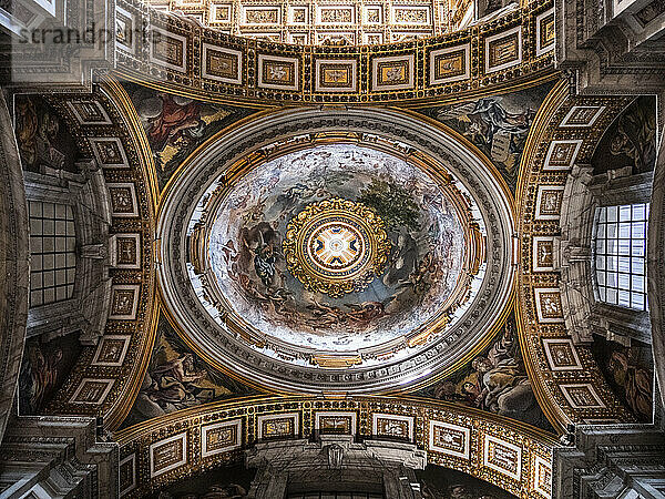 Innenansicht des Petersdoms  Vatikanstadt  Italien  Rom  Europa.