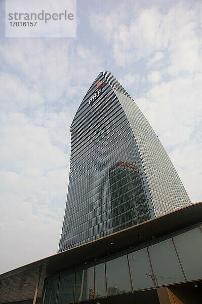 Europa  Italien  Lombardei  Mailand - Stadtleben  Stadtteil Tre Torri  Il Curvo: PWC-Turm (Arch. Daniel Libeskind)