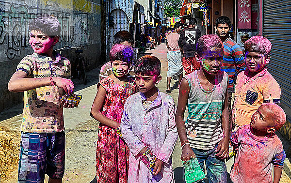 Kalna  Westbengalen  Indien. Typische Atmosphäre in der Stadt anlässlich des Holi-Festes  bei dem sich Jung und Alt mit farbigem Pulver bespritzen  um die Rückkehr des Frühlings zu feiern.