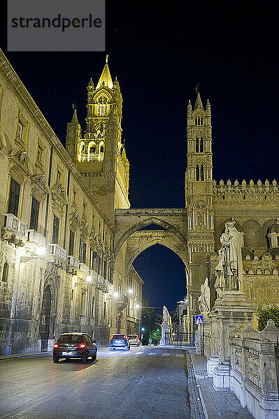 Europa  Italien  Sizilien  Palermo  Außenansicht der Kathedrale Heilige Jungfrau Maria in den Himmel Blick bei Nacht angenommen. In der Krypta sind alle Bischöfe der Stadt und einige der größten Herrscher von Europa begraben.