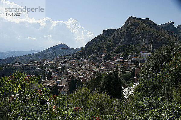 Europa  Italien  Sizilien  Messina  Taormina  Blick auf die Stadt  die Bucht von Taormina  das Mittelmeer  das Tyrrhenische Meer.