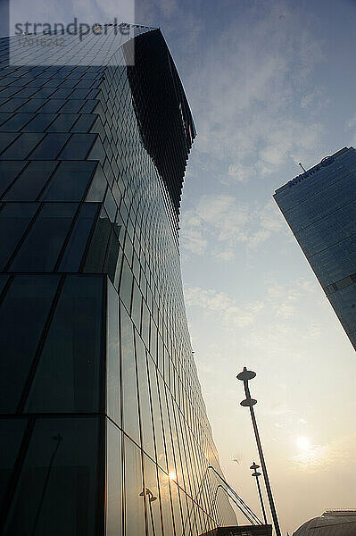 Europa  Italien  Lombardei  Mailand - Stadtleben  Stadtteil Tre Torri  Il Curvo: PWC-Turm (Arch. Daniel Libeskind)