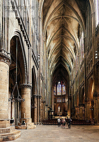 Frankreich  Departement Moselle  Lothringen  Stadt Metz  Innenraum der neoklassizistischen Kathedrale St. Stephan von Metz  ist eine historische römisch-katholische Kathedrale  erbaut aus oolithischem Kalkstein von Jaumont