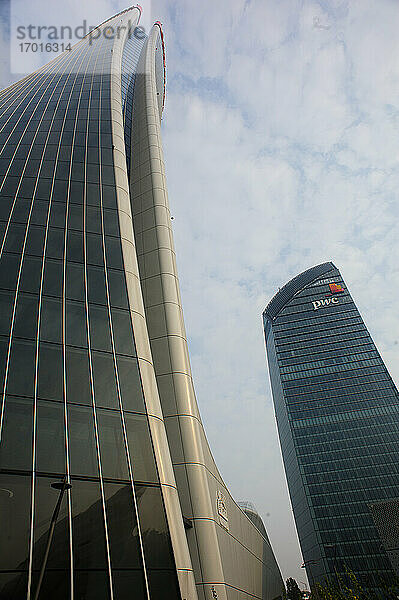 Europa  Italien  Lombardei  Mailand - Stadtleben  Stadtteil Tre Torri. Lo Storto Palast: Generali Tower (Architektin Zaha Hadid) und Il Curvo: PWC-Turm (Arch. Daniel Libeskind).