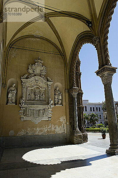 Europa  Italien  Sizilien  Palermo  Außenansicht der Kathedrale Heilige Jungfrau Maria in den Himmel Blick am Tag angenommen. In der Krypta sind alle Bischöfe der Stadt und einige der größten Herrscher Europas begraben.