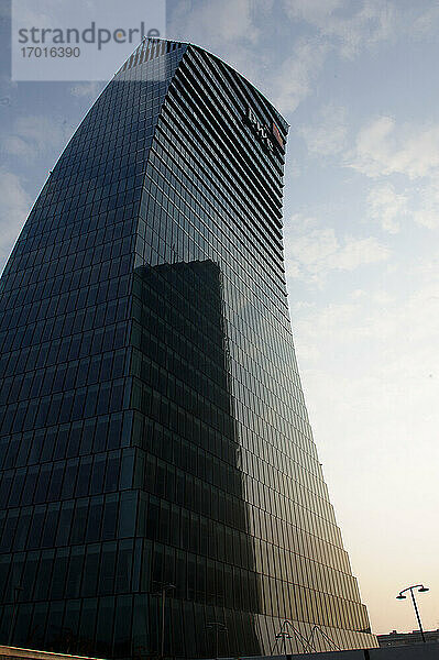 Europa  Italien  Lombardei  Mailand - Stadtleben  Stadtteil Tre Torri  Il Curvo: PWC-Turm (Arch. Daniel Libeskind)