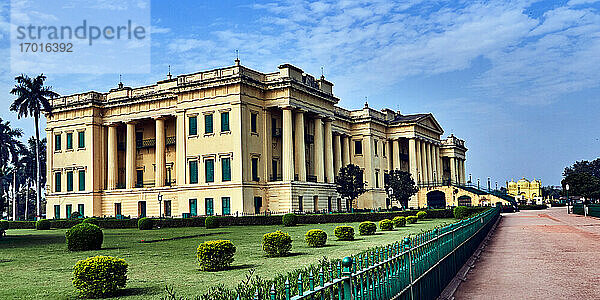 Indien  Westbengalen  Stadt Murshidabad. Der Hazarduari Palast befindet sich in der Nähe des Ufers des Flusses Ganga. Es wurde im neunzehnten Jahrhundert von Architekt Duncan Macleod  unter der Herrschaft von Nawab Nazim Humayun Jah von Bengalen  Bihar und Orissa (1824-1838) gebaut. Der Name des Palastes  der Hazarduari ist  bedeutet ein Palast mit tausend Türen   von denen 200 falsch sind  und insgesamt 114 Zimmer.