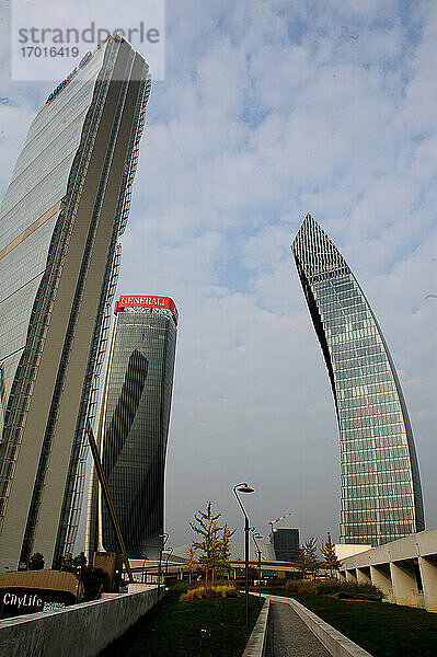 Europa  Italien  Lombardei  Mailand - Stadtleben  Stadtteil Tre Torri. Lo Storto Palast: Generali Tower (Architektin Zaha Hadid)  The Diritto: Allianz Tower (Arch. Arata Isozaki)  Il Curvo: PWC Tower (Arch. Daniel Libeskind).