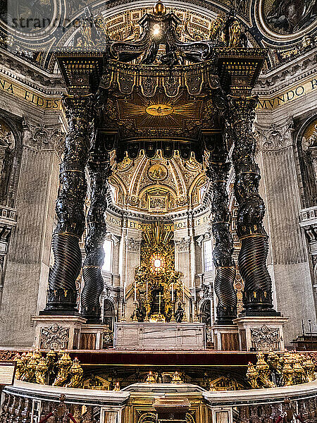 Innenansicht des Petersdoms Baldachin des heiligen Petrus  Bernini-Altar  Vatikanstadt  Italien  Rom  Europa.