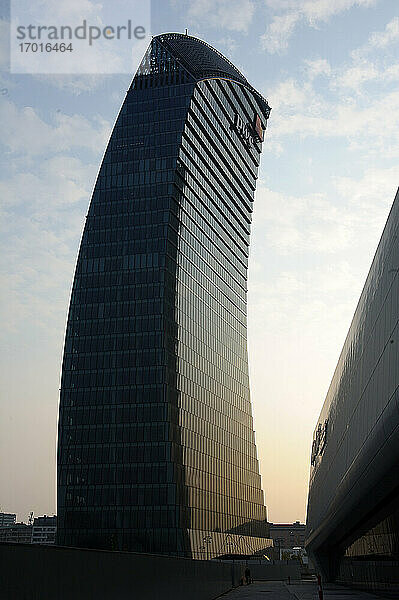 Europa  Italien  Lombardei  Mailand - Stadtleben  Stadtteil Tre Torri  Il Curvo: PWC-Turm (Arch. Daniel Libeskind)