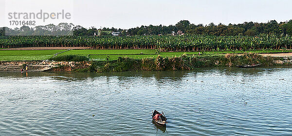 Gebiet Kalna  Westbengalen  Indien. Luftaufnahme über den Fluss Hooghly  Teil des Ganges. Die Landschaft ist unterteilt in kleine Parzellen von kultiviertem Land mit Handarbeit in den Reisfeldern und Fischern  die ihre kleinen Boote mit ihren Netzen zurückholen.