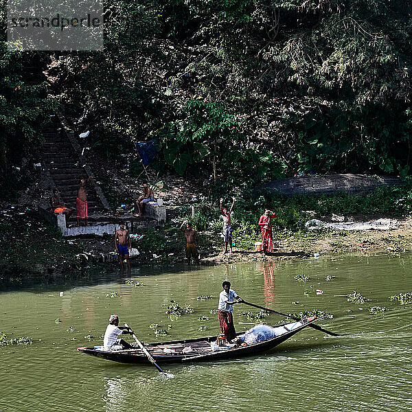 Gebiet Kalna  Westbengalen  Indien. Luftaufnahme über Fischer im Fluss Hooghly  Teil des Ganges. Am Ufer  Blick über ein Ghat mit lokaler Bevölkerung.