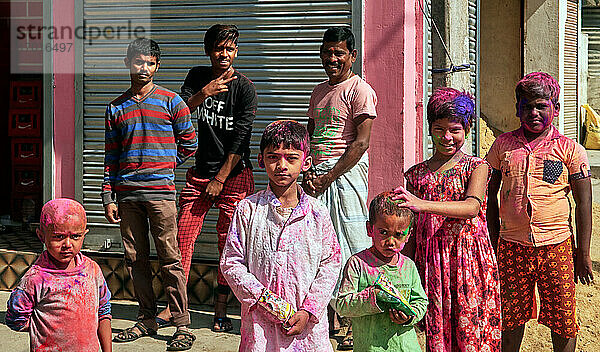 Kalna  Westbengalen  Indien. Typische Atmosphäre in der Stadt anlässlich des Holi-Festes  bei dem sich Jung und Alt mit farbigem Pulver bespritzen  um die Rückkehr des Frühlings zu feiern.