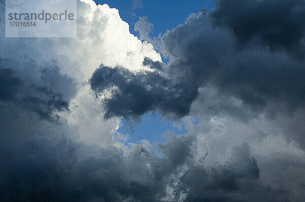 Italien  Lombardei  Mailand  Wolken voller Regen