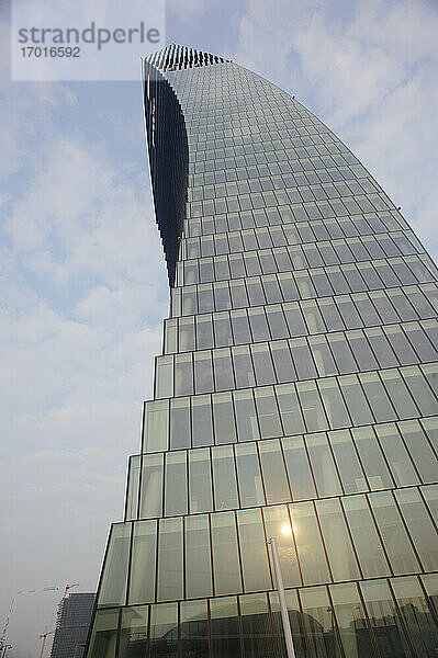 Europa  Italien  Lombardei  Mailand - Stadtleben  Stadtteil Tre Torri  Il Curvo: PWC-Turm (Arch. Daniel Libeskind)