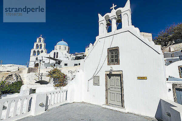 Weiß getünchte Kirche in Pyrgos  Santorin  Kykladen  Griechische Inseln  Griechenland  Europa