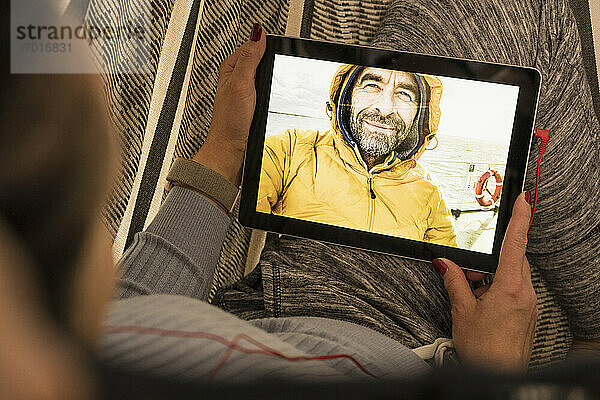 Ältere Frau führt zu Hause einen Videoanruf auf einem digitalen Tablet durch