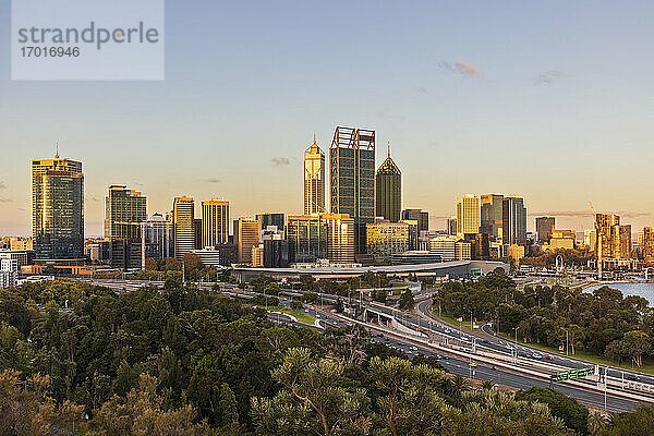 Australien  Westaustralien  Perth  Kings Park und Mounts Bay Road in der Abenddämmerung mit der Skyline der Stadt im Hintergrund