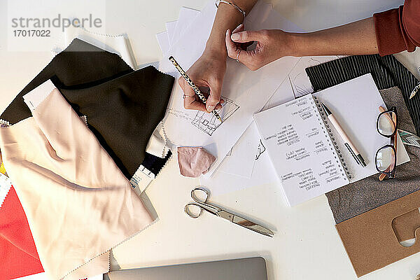 Weibliche kreative professionelle Zeichnung Design auf Papier am Schreibtisch im Atelier